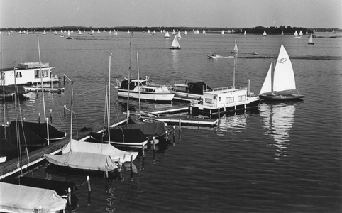 841840 Gezicht op de jachthaven aan de Veendijk bij Oud-Loosdrecht.